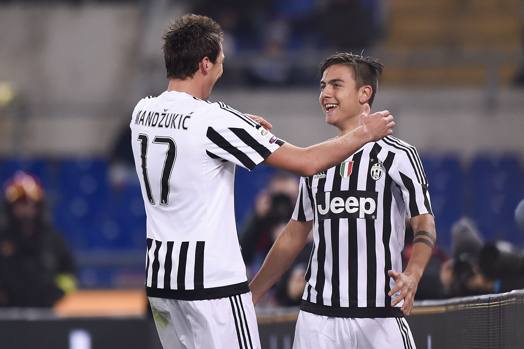 L'abbraccio tra il giovane argentino e Mario Mandzukic, 29 anni. Lapresse